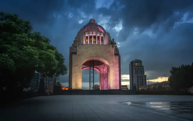 Monumento a la Revolución iluminado, Ciudad de México