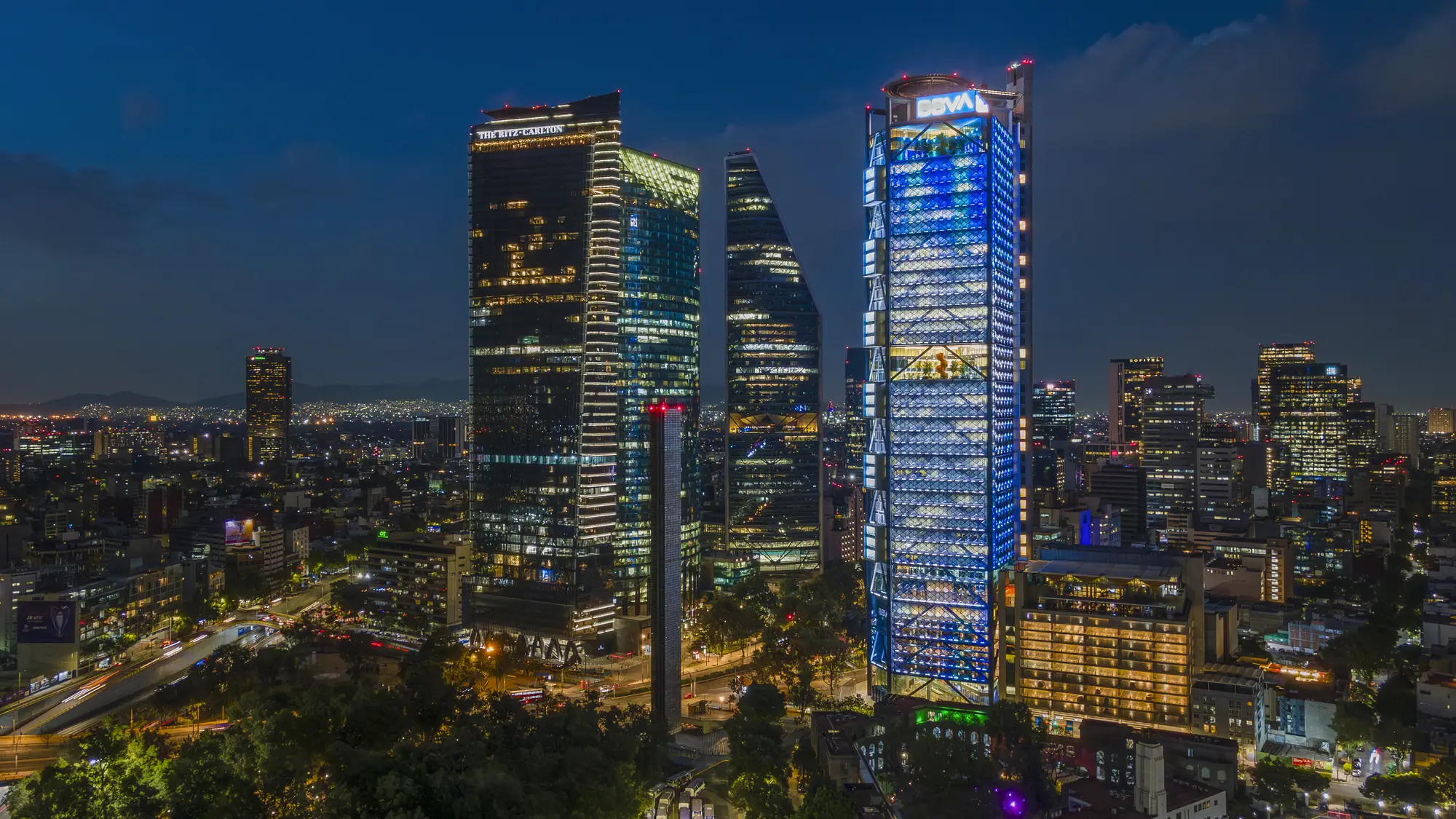Torres de Paseo de la Reforma de noche, Ciudad de México