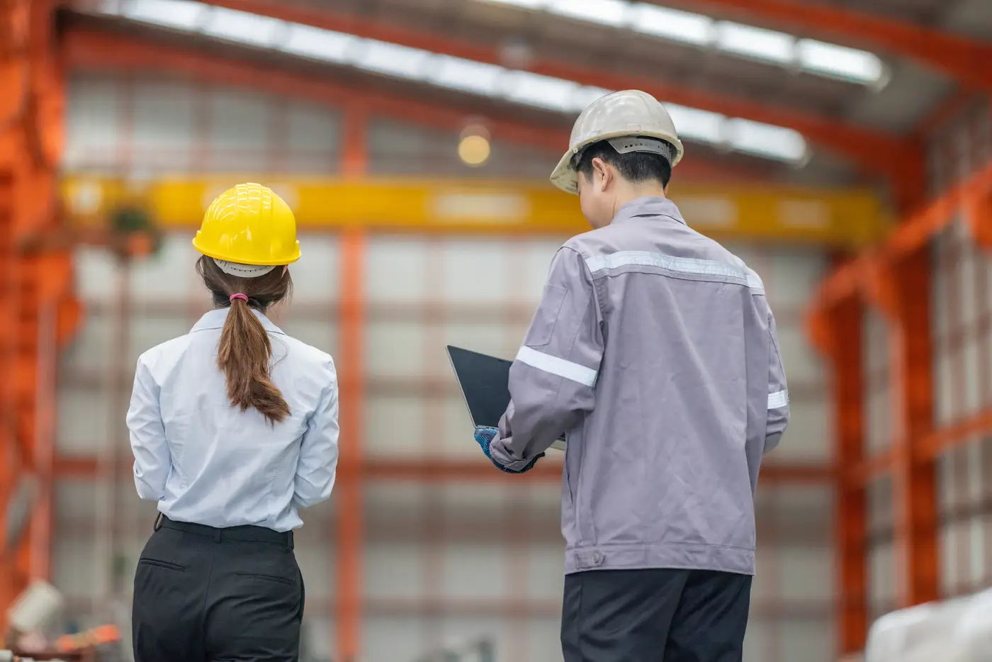 Ingenieros revisando avances en una nave industrial