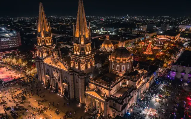 Catedral de Guadalajara iluminada de noche