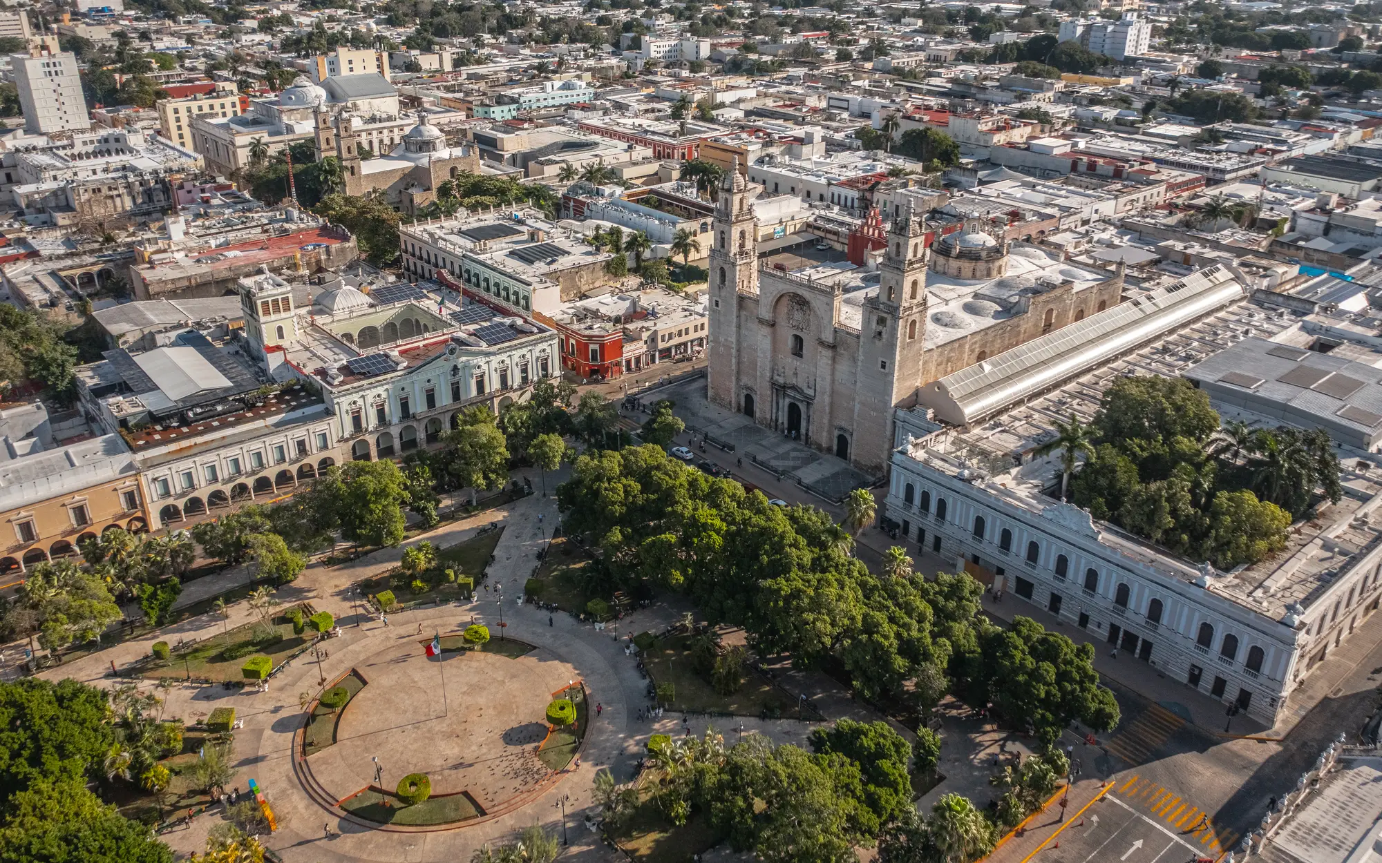 Plaza Grande y Catedral de Mérida vistas desde el aire