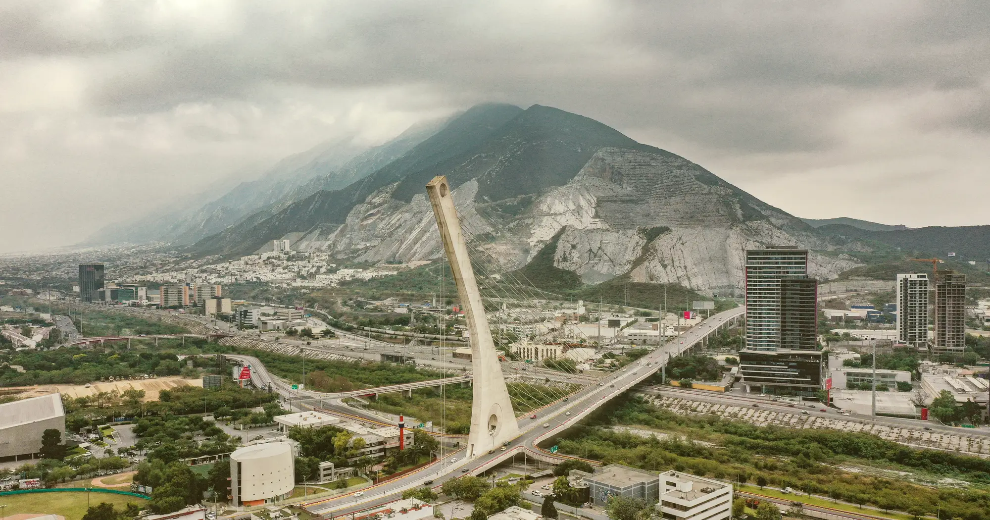 Puente atirantado y Cerro de la Silla en Monterrey