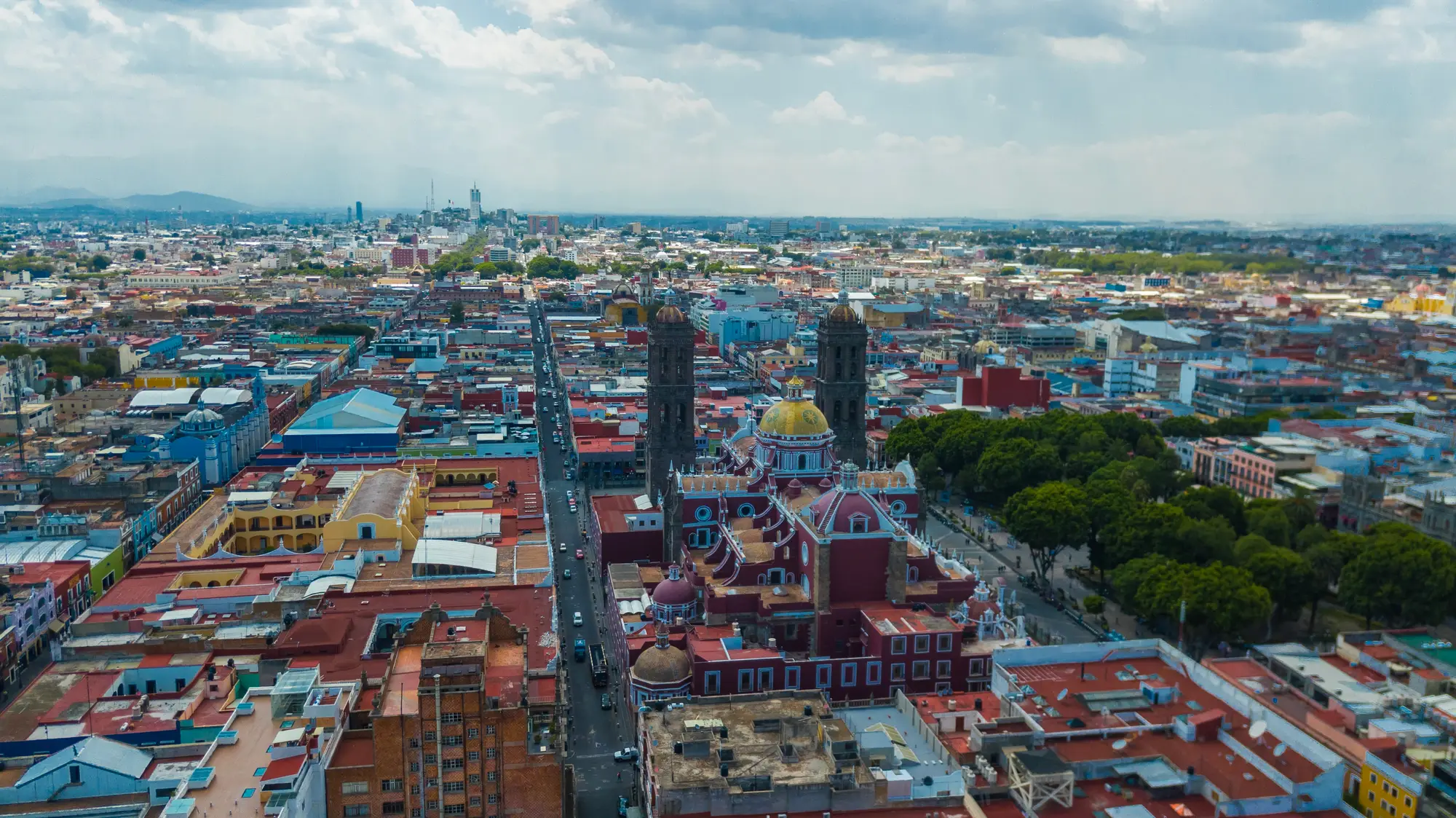 Vista aérea del centro de Puebla y sus iglesias