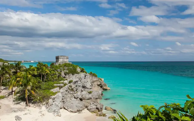 Zona arqueológica de Tulum frente al mar Caribe