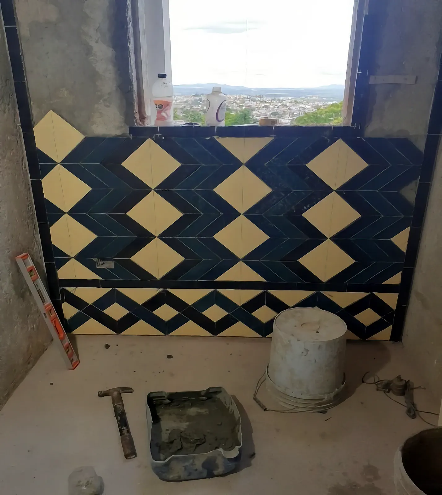 Colocación de azulejo de talavera en muro