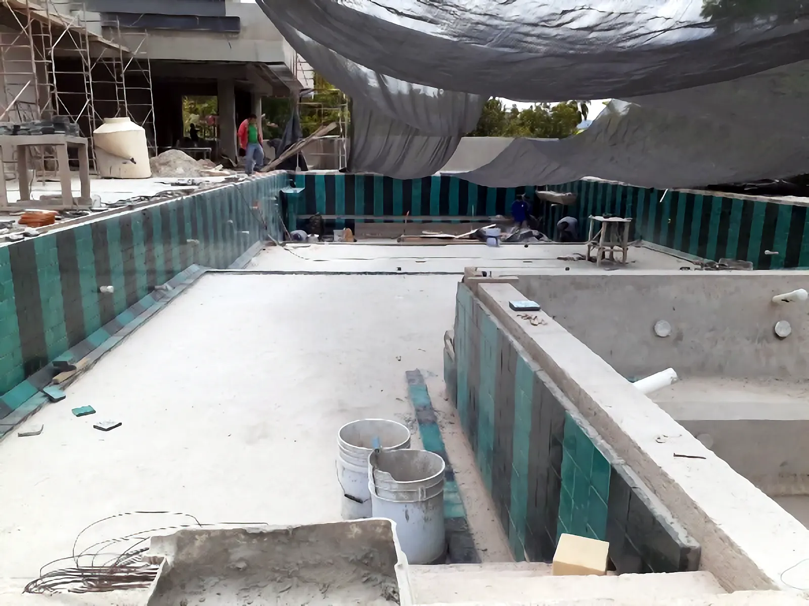 Alberca en proceso con recubrimiento de mosaico