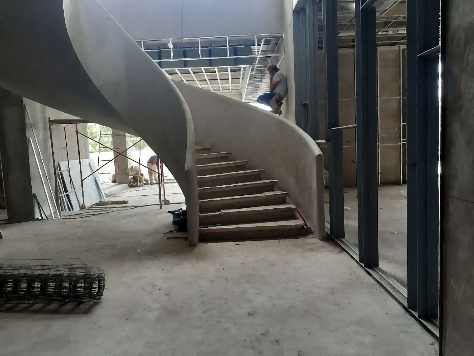 Escalera helicoidal de concreto en proceso de construcción
