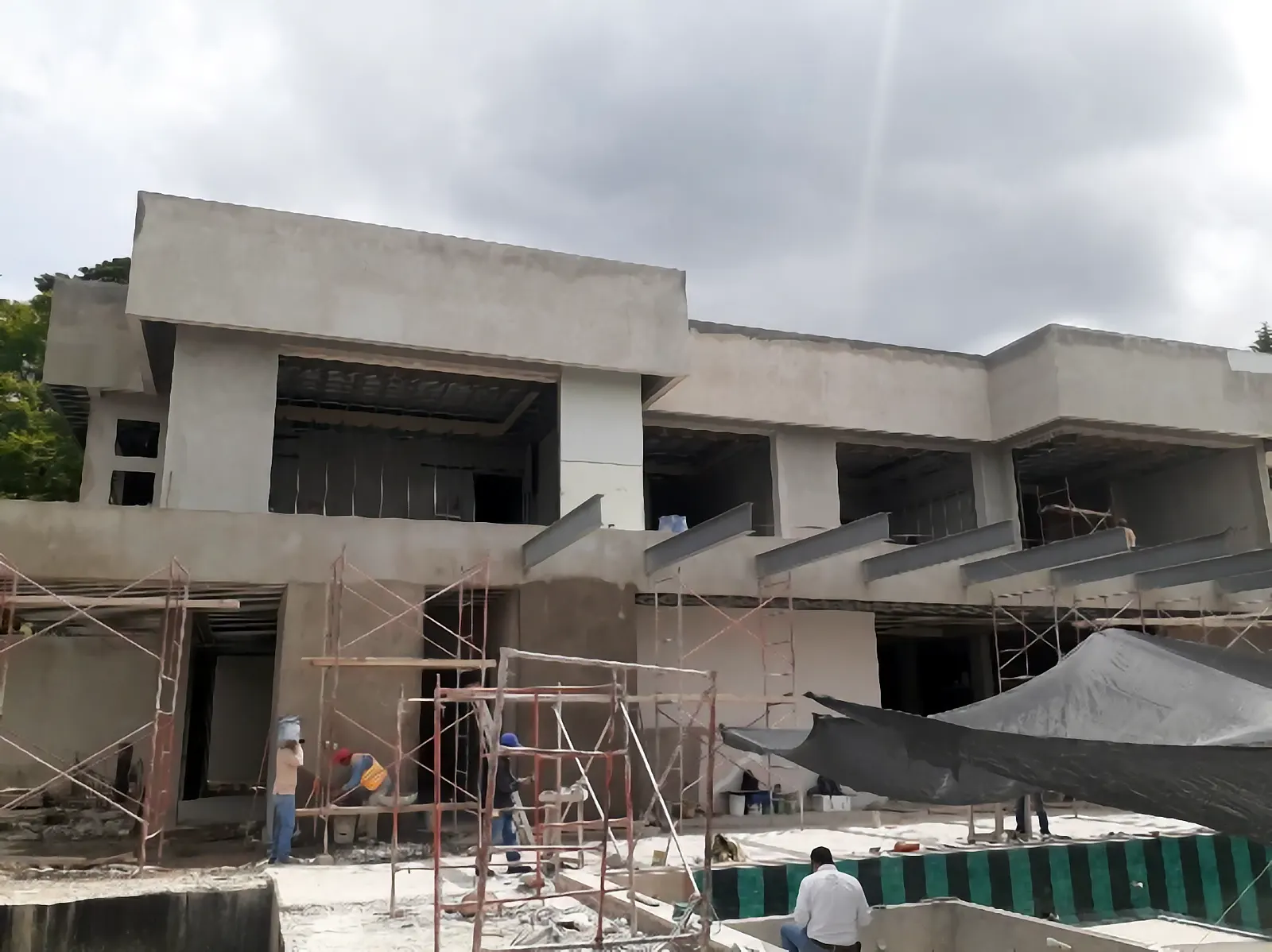 Residencia en obra gris con estructura de concreto y andamios