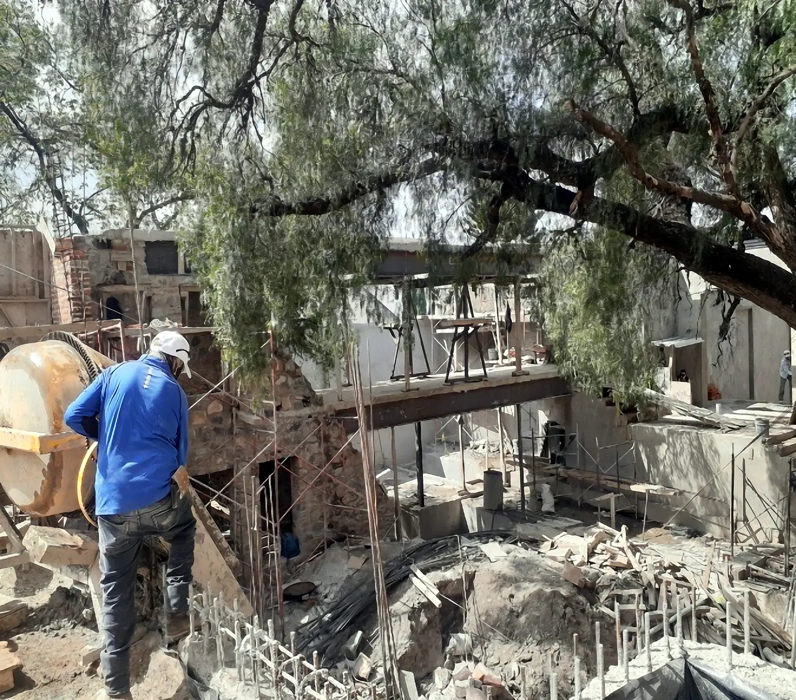 Avance de obra con revolvedora y muros de block