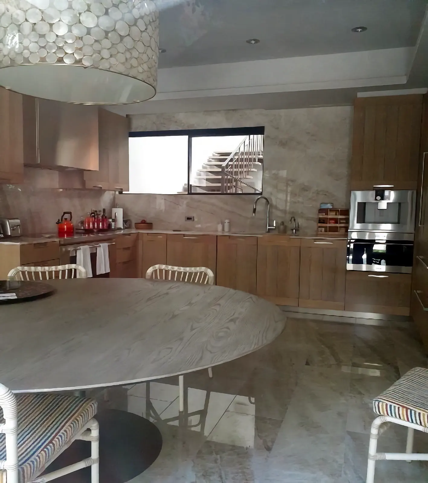 Cocina terminada con cubierta de piedra y muebles de madera
