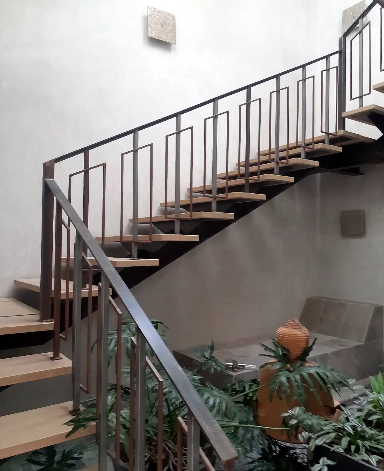 Escalera con estructura metálica y huella de madera