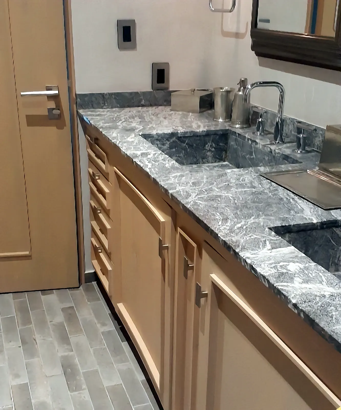 Baño terminado con lavabo doble de mármol